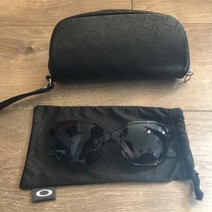 NWOT Oakley women’s sunglasses with TWO cases